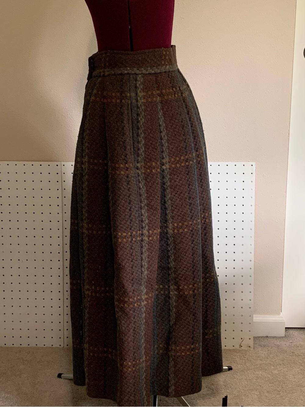 Button-Front Midi Skirt in Brown Plaid - Picture 7 of 12